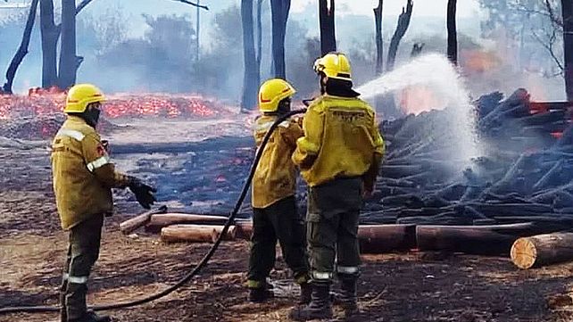 Tras seis horas de arduo trabajo de varias dotaciones de Bomberos y 10 unidades se sofocó el incendio en Concordia. Rescataron a una mujer&nbsp;
