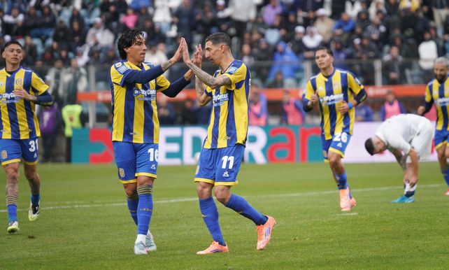 Enzo Giménez saluda a Di María en el partido ante Gimnasia, en el que el paraguayo convirtió de cabeza.