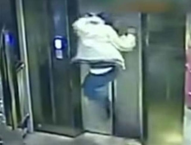 Un borracho destrozó de una patada la puerta del ascensor y cayó al vacío