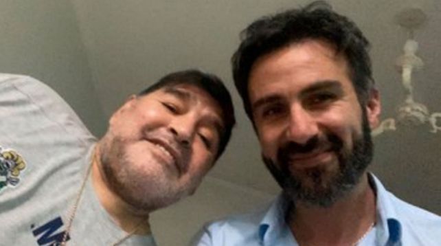Maradona junto a su médico personal Leopoldo Luque.&nbsp;
