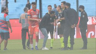 El Kily González se quedó con mucha bronca y en el final fue a pedirle explicaciones a Herrera y al asistente Castany.