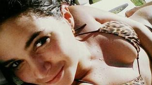 La versión hot de la profesora echada por sacarse la ropa y besar a un joven en TV