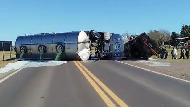 En la mañana de este jueves un camión cisterna volcó frente al Parque Industrial de Nogoyá tras colisionar con otro vehículo. Hay una persona atrapada.
