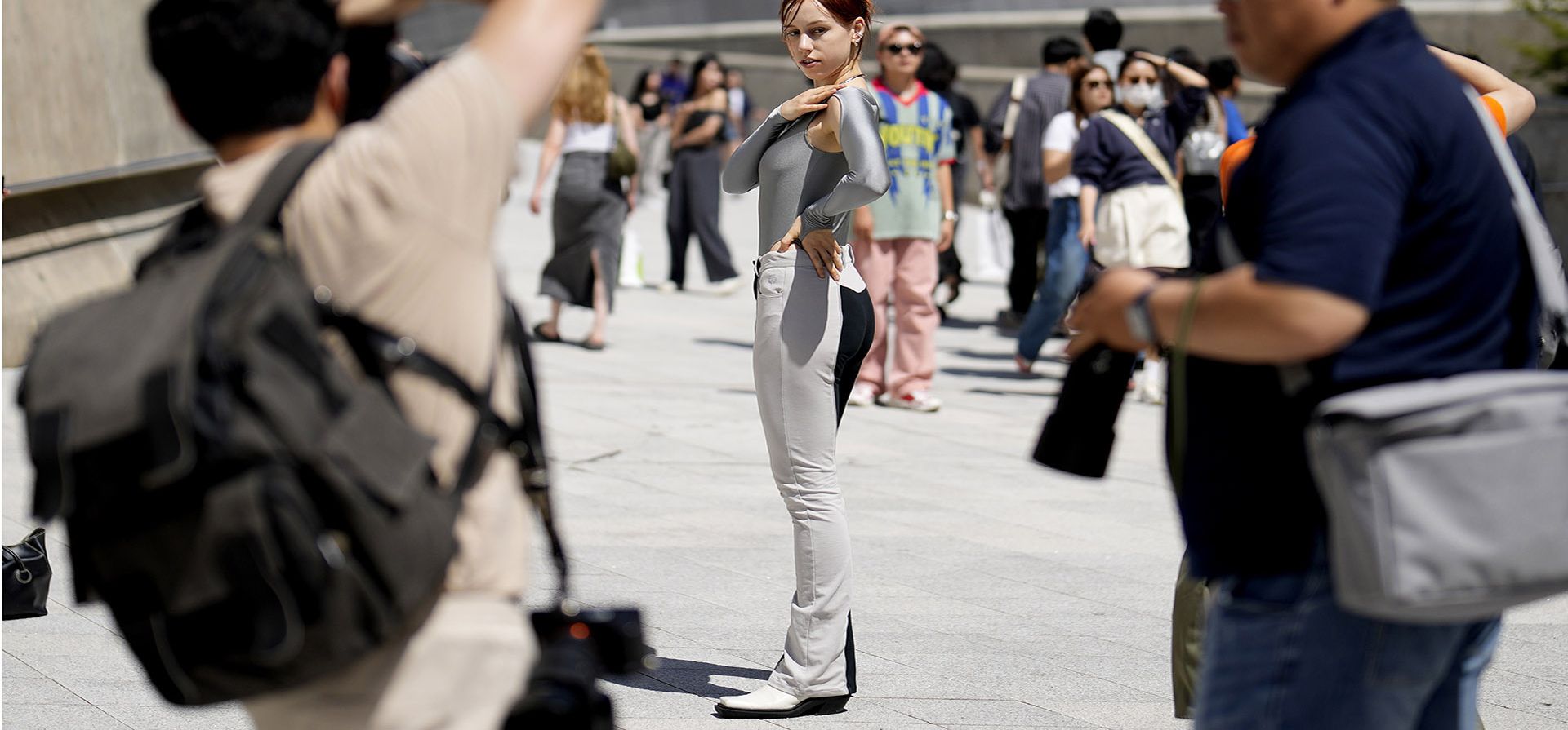 Kiara Fiedler, de Alemania, posa para fotógrafos fuera del recinto de la Semana de la Moda de Seúl, en Seúl, Corea del Sur, el viernes 8 de septiembre de 2023. Los amantes de la moda se reúnen en la Semana de la Moda de Seúl, que se llevará a cabo del 5 al 9 de septiembre. (Foto AP/Lee Jin-man) Kiara Fiedler, de Alemania, posa para fotógrafos fuera del recinto de la Semana de la Moda de Seúl, en Seúl, Corea del Sur, el viernes 8 de septiembre de 2023. Los amantes de la moda se reúnen en la Semana de la Moda de Seúl, que se llevará a cabo del 5 al 9 de septiembre. (Foto AP/Lee Jin-man)