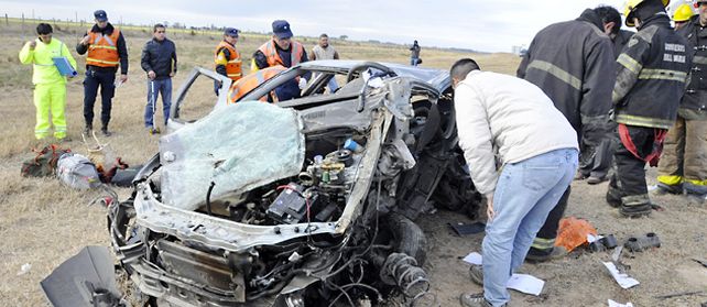 El Fiat Palio quedó totalmente destrozado. De su interior sacaron los cuerpos de dos mujeres.