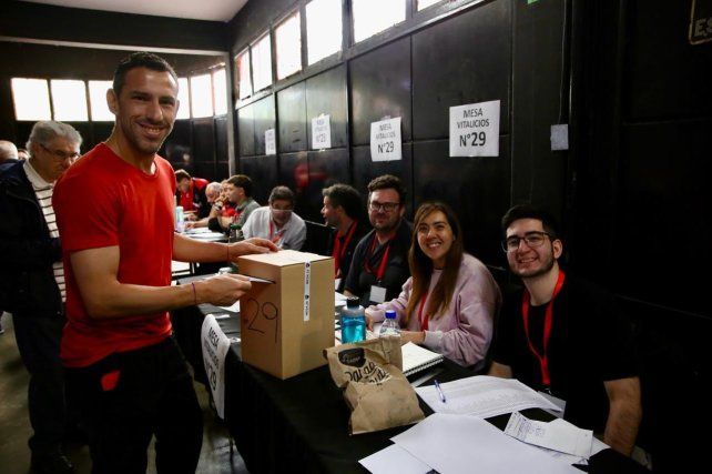 Maxi Rodríguez fue a votar en las elecciones de Newells.