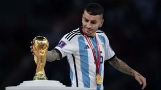 Àngel Correa acaricia al pasar la Copa del Mundo obtenida por la selección en Qatar 2022.