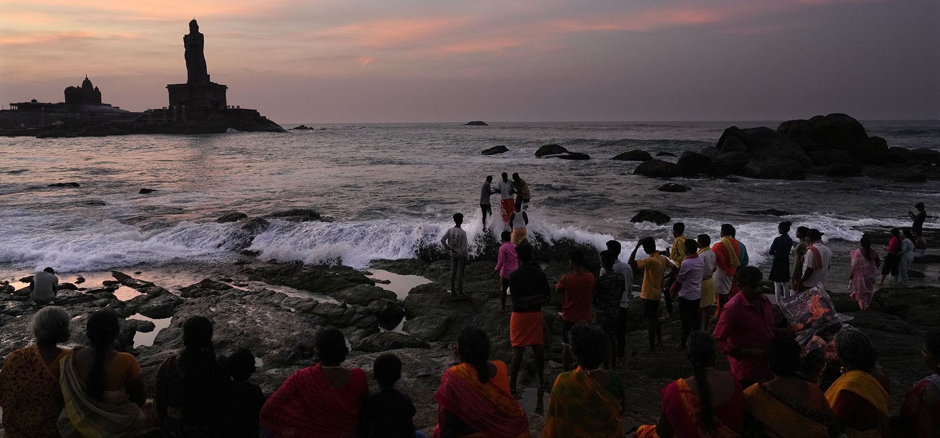 La gente se reúne para ver el amanecer en Kanyakumari, el punto más meridional de la India, el lunes 22 de abril de 2024. (Foto AP/Manish Swarup) La gente se reúne para ver el amanecer en Kanyakumari, el punto más meridional de la India, el lunes 22 de abril de 2024. (Foto AP/Manish Swarup)