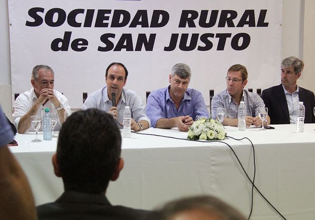 Conferencia. Junto a Buryaile estuvieron José Corral y los diputados nacionales Mario Barletta y Hugo Marcucci.