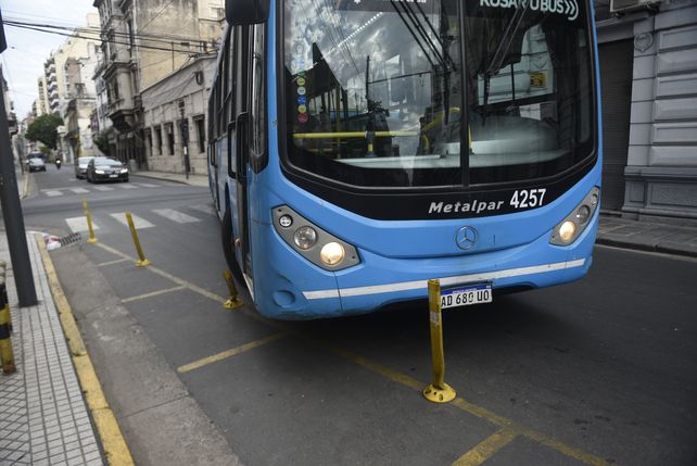 Piden colocar más pretiles que evitan estacionar en esquinas del centro