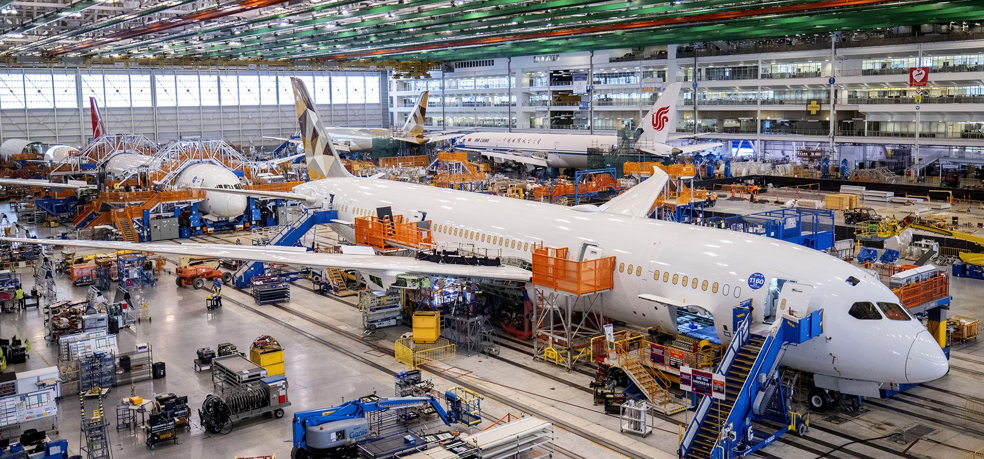 Empleados de Boeing ensamblan un avión 787 dentro de su edificio principal en su campus en North Charleston, Carolina del Sur, el martes 30 de mayo de 2023. (Gavin McIntyre/The Post And Courier vía AP, Pool) Empleados de Boeing ensamblan un avión 787 dentro de su edificio principal en su campus en North Charleston, Carolina del Sur, el martes 30 de mayo de 2023. (Gavin McIntyre/The Post And Courier vía AP, Pool)
