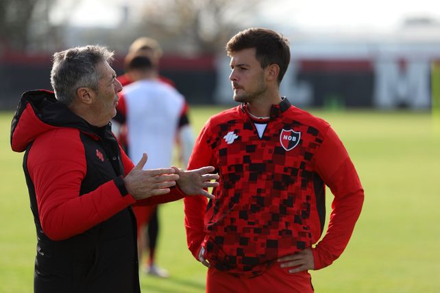 Kudelka y Glavinovich charlan en las prácticas de pretemporada que está llevando adelante el plantel superior de Newells en Bella Vista.