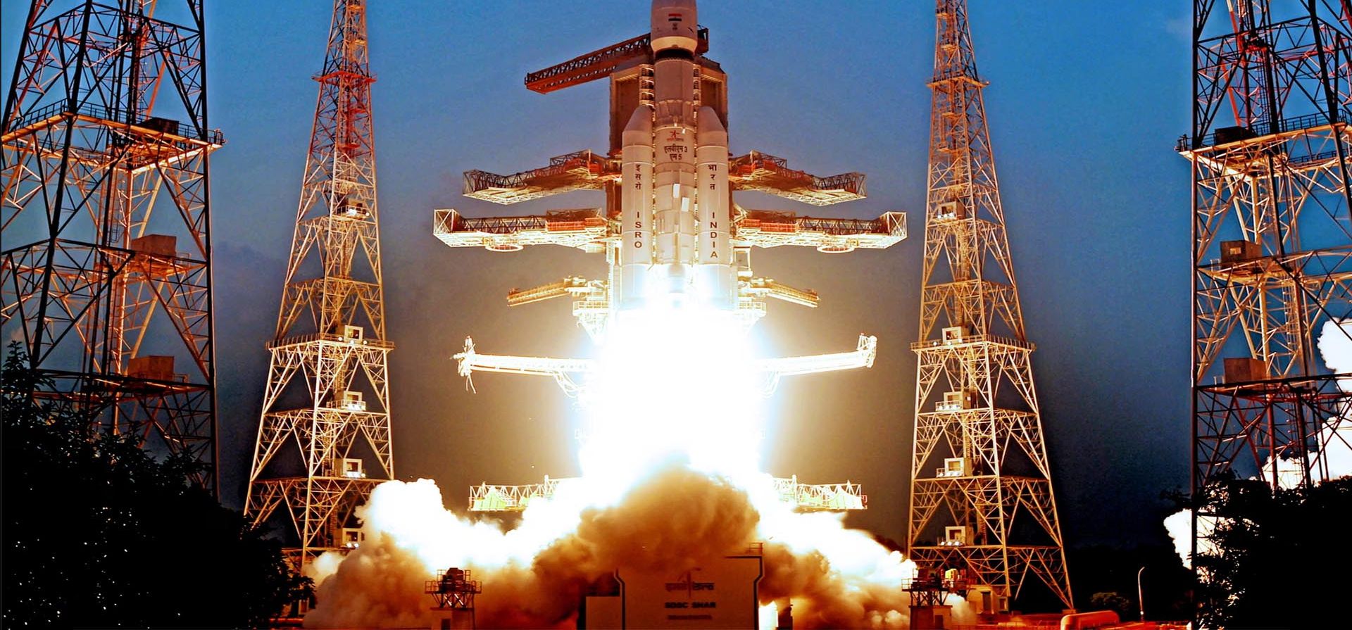 El cohete LVM3-M5 que transporta el satélite militar CMS-03 despega en el Centro Espacial Satish Dhawan en Andhra Pradesh. Con un peso de alrededor de 4.400 kg, el CMS-03 es el satélite de comunicaciones más pesado que se lanzará a la órbita de transferencia geosincrónica desde suelo indio, Sriharikota, India. Fotografía: Organización de Investigación Espacial de la India/EPA El cohete LVM3-M5 que transporta el satélite militar CMS-03 despega en el Centro Espacial Satish Dhawan en Andhra Pradesh. Con un peso de alrededor de 4.400 kg, el CMS-03 es el satélite de comunicaciones más pesado que se lanzará a la órbita de transferencia geosincrónica desde suelo indio, Sriharikota, India. Fotografía: Organización de Investigación Espacial de la India/EPA