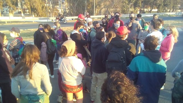 Manifestantes cortaron el puente Rosario-Victoria por los incendios en las islas