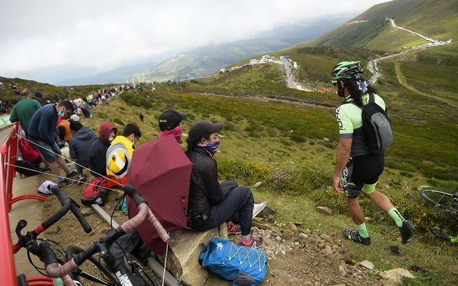 Los fanáticos de La Vuelta toman posición cerca de la línea de meta durante la tercera etapa entre Santo Domingo de Silos-Alto Picon