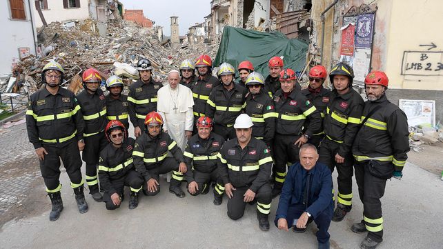 Impactantes fotos de la visita del Papa a Amatrice, el pueblo italiano devastado por un terremoto