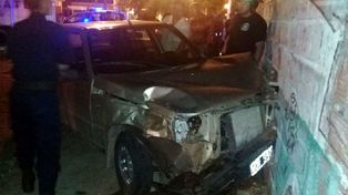 Dos autos colisionaron y chocaron contra una casa en Concepción del Uruguay