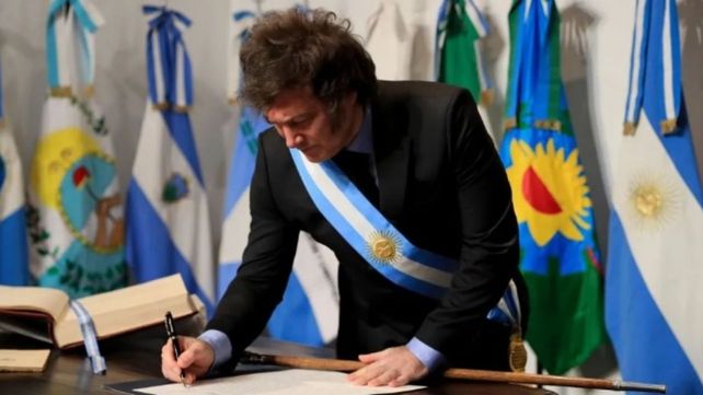 Tras la firma del pacto, el presidente Javier Milei pule el decreto para conformar el Consejo de Mayo.