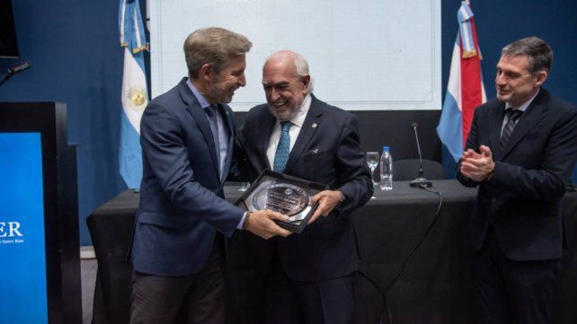 La UADER distinguió a Ricardo Gil Lavedra con el Doctor Honoris Causa por su defensa de la democracia