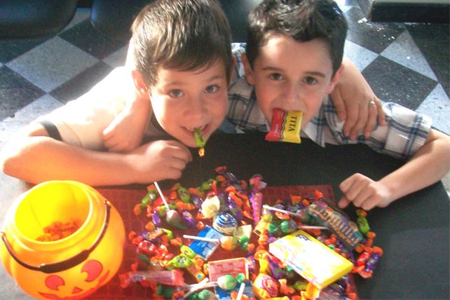 Los ganadores del concurso Mini Hallowen, felices con sus calabazas