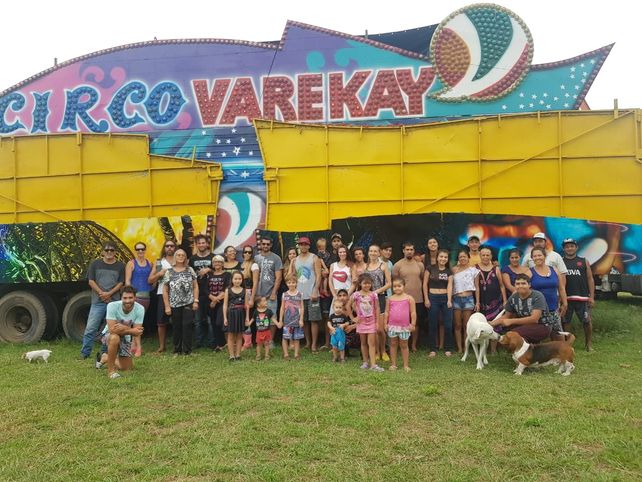 A disposici&oacute;n. Los integrantes de Varekay hacen acciones solidarias