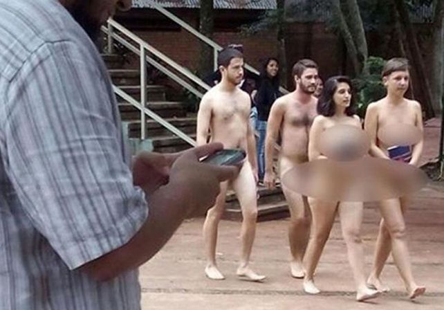 Cuatro egresados se pasearon desnudos por una facultad de Oberá
