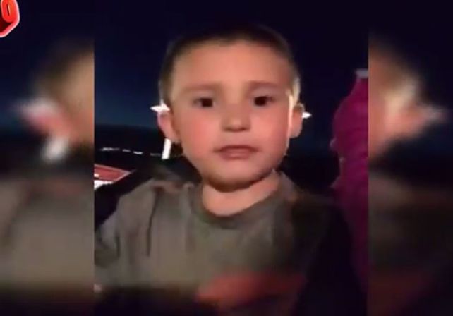 VIDEO: Casi se cae de una montaña rusa