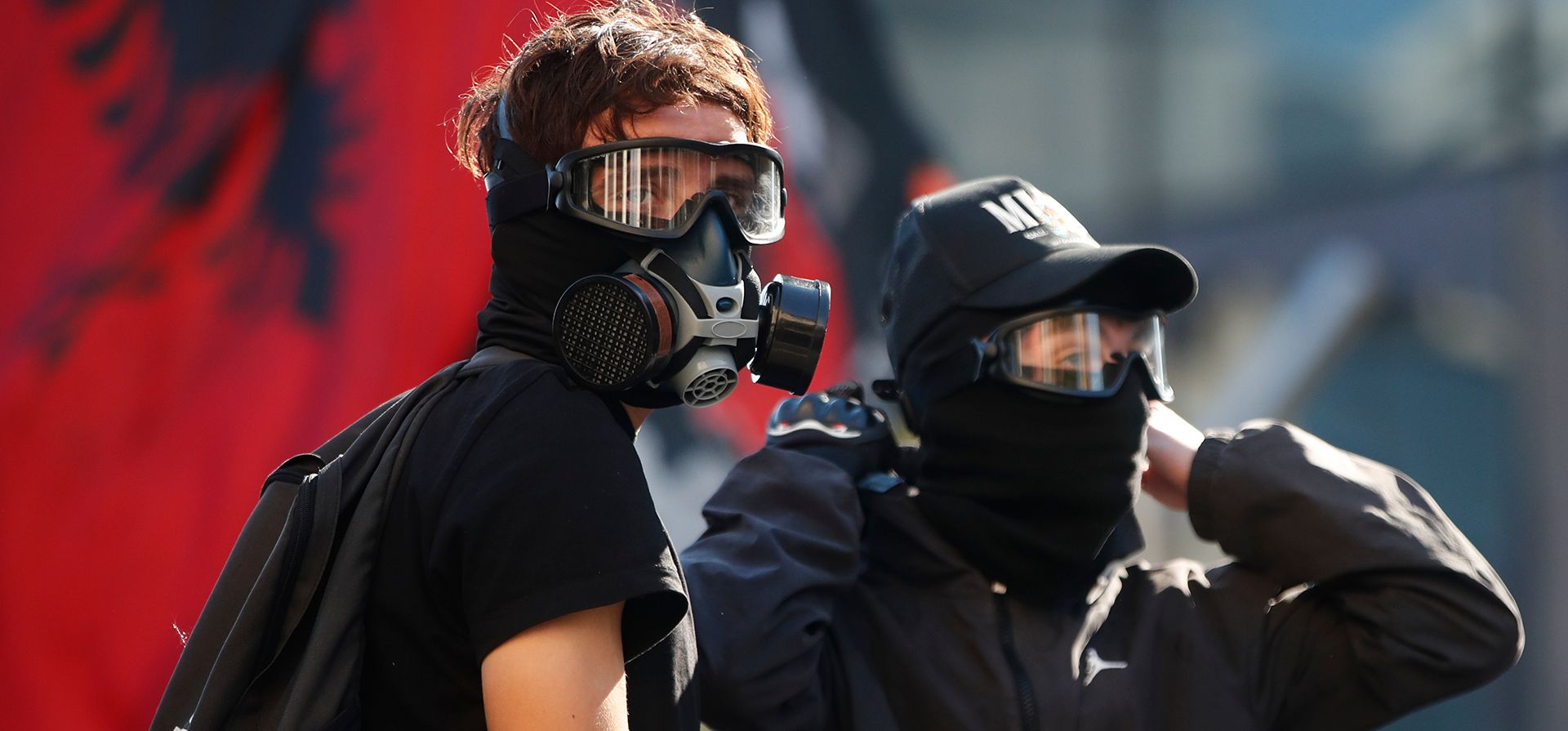 Manifestantes con máscaras antigás participan en una protesta antigubernamental en Tirana, Albania, el lunes 19 de octubre de 2026. (Foto AP/Boris Grdanoski)