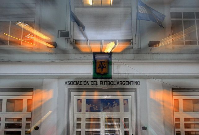 Tiembla. La casa madre del fútbol argentino siente los cimbronazos.