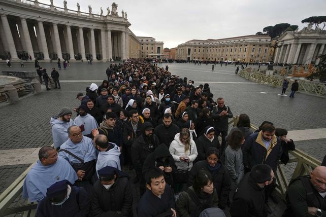 La gente espera en la plaza San Pedro para ingresar a la basílica del Vaticano y despedir a Benedicto XVI. 