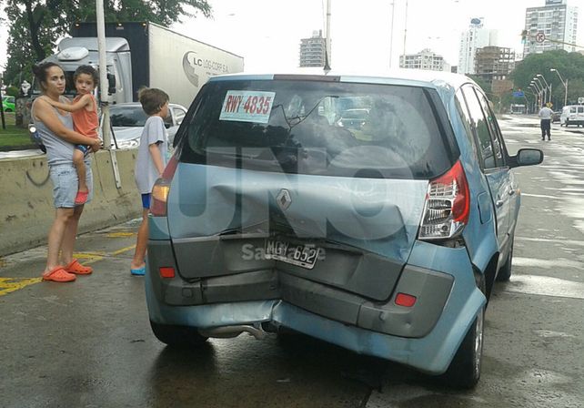 La carpeta asfáltica mojada por la lluvia