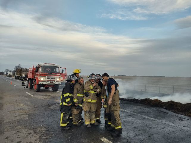 Tras controlar el incendio del semirremolque sobre la ruta 19