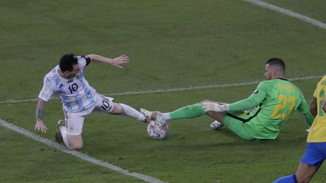 El portero brasileño Ederson tapa un disparo del argentino Lionel Messi.