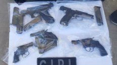 En una casa de Garzón al 3900 fueron secuestradas tres armas de uso civil y dos armas de guerra. En una casa de Garzón al 3900 fueron secuestradas tres armas de uso civil y dos armas de guerra.