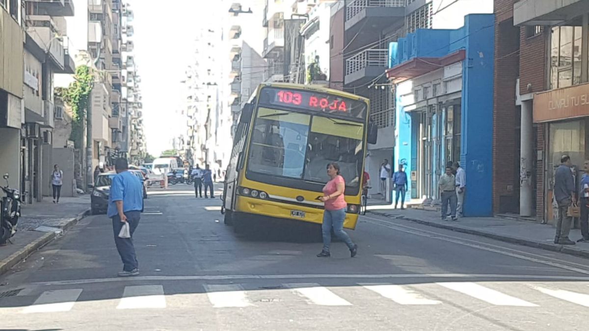 Se hundió el pavimento en pleno centro de la ciudad y un colectivo ...