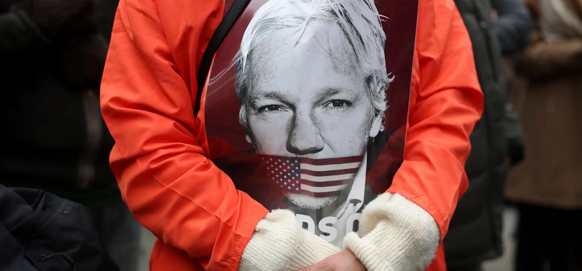 Un partidario del fundador de WikiLeaks, Julian Assange, se encuentra frente al alto tribunal el día en que Assange apela contra su extradición a Estados Unidos, Londres, Reino Unido. Fotografía: Isabel Infantes/Reuters Un partidario del fundador de WikiLeaks, Julian Assange, se encuentra frente al alto tribunal el día en que Assange apela contra su extradición a Estados Unidos, Londres, Reino Unido. Fotografía: Isabel Infantes/Reuters