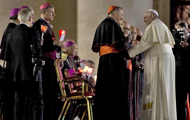 Vigilia. El Papa saluda ayer al cardenal Pietro Parolin