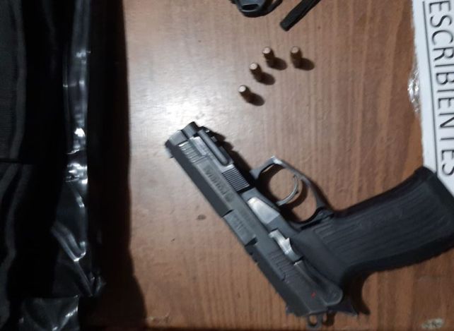 Recuperaron la moto y el arma robadas a una policía en la autopista y detuvieron a cuatro delincuentes, uno menor