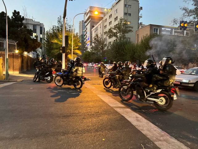 La policía iraní en acción en Teherán. También intervienen los paramilitares bassiji
