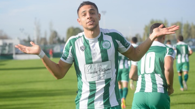 Ignacio Huguenet celebra un gol en Camioneros.