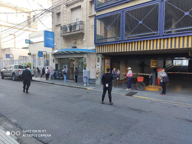 Tras el desborde de ayer, sigue el pago de jubilaciones en los bancos pero con más orden y menos gente