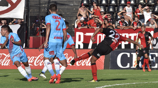 Arrancó el 2018 con una sonrisa. Héctor Joaquín Varela convierte uno de los dos goles leprosos para vencer a Arsenal 2 a 1 en el Coloso en el primer cotejo de ese año.