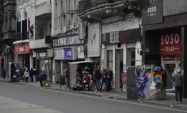 Los puestos de venta ambulante por calle San Luis están regulados y controlados por el Ejecutivo.