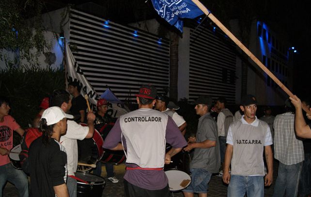 Con bombos y pecheras