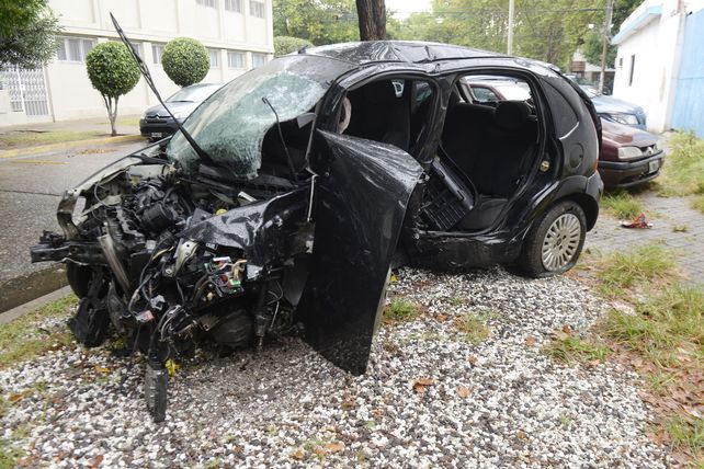 Así quedó el auto de la familia Pizorno tras ser embestido en avenida Del Rosario y Ayacucho.