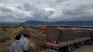 Más de 2.000 camiones están varados en el cruce principal con Chile