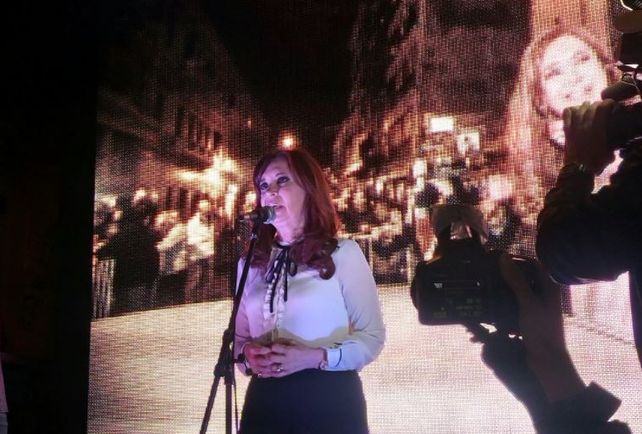 Cristina tuvo su acto anoche ante una multitud a la que pidió poner límites al gobierno