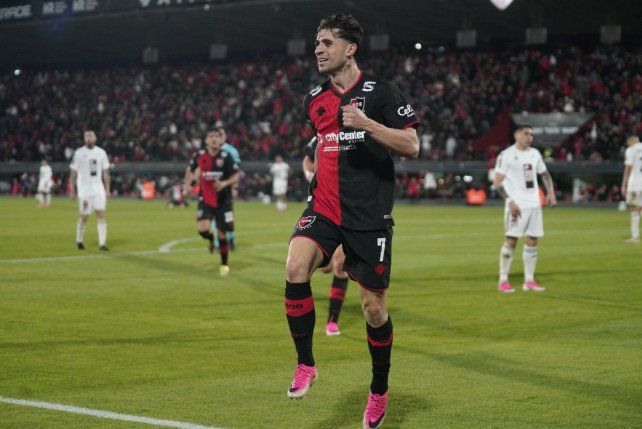 Walter Mazzantti celebra el segundo gol de Newells.