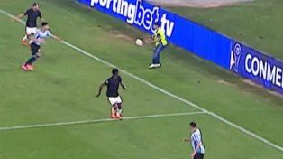 Momento clave. El alcanzapelotas comenzó la jugada del gol de Racing.