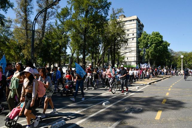 Manifestantes caminan por bulevar Oroño hacia plaza San Martín.&nbsp;